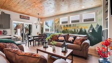 Smart TV, chimenea, videojuegos y futbolito