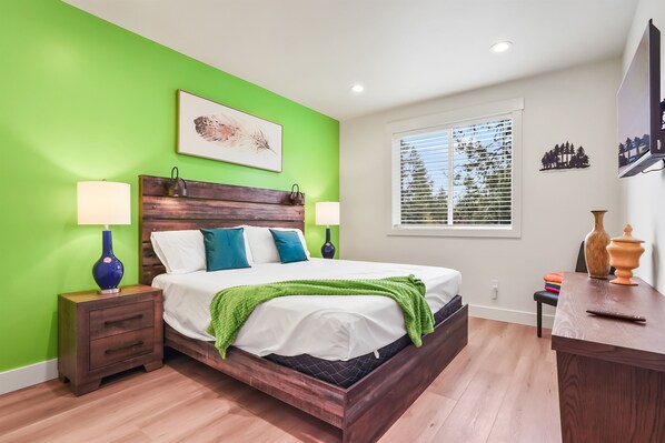 4 chambres, bureau, fer et planche à repasser, lit de bébé portatif