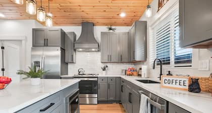 3 King Bedrooms, Hot tub, Arcades, Firepit