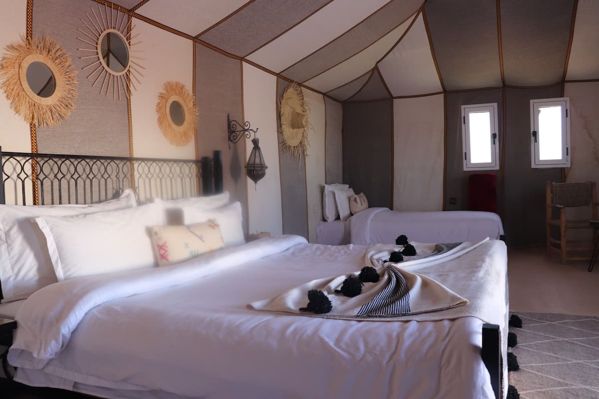 Luxury-Dreibettzimmer, Blick auf die Wüste | Laptopgeeigneter Arbeitsplatz, kostenloses WLAN