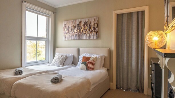 6 bedrooms, iron/ironing board, internet, bed sheets