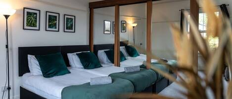 6 bedrooms, iron/ironing board, WiFi, bed sheets