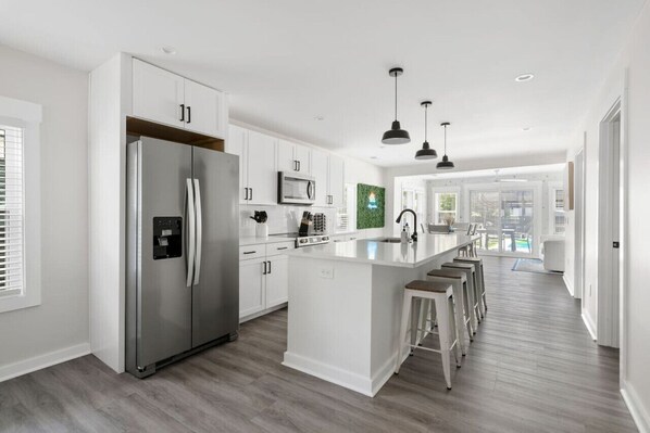 Kühlschrank, Mikrowelle, Ofen, Herdplatte