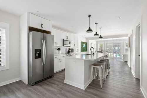 6 Bedroom Compound with Pool!