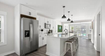 6 Bedroom Compound with Pool!