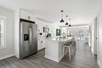 6 Bedroom Compound with Pool!