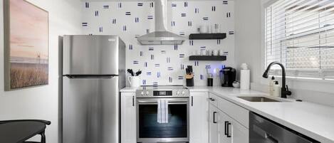 Réfrigérateur, four, plaque de cuisson, lave-vaisselle