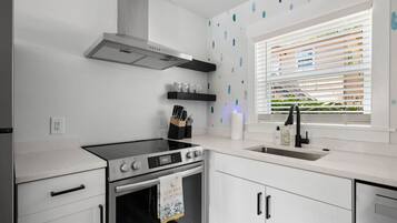 Fridge, oven, stovetop, dishwasher