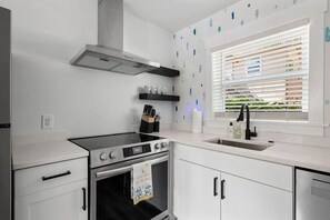 Frigorifero, forno, piano cottura, lavastoviglie