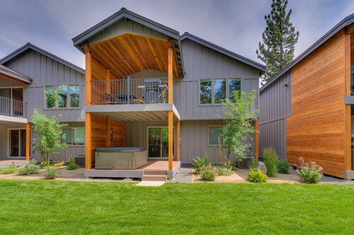 NEW! AC, Hot Tub, Grill, Newly Built, Open Floor Plan, Wifi, 3 of 6 – Emerald Bay Oasis