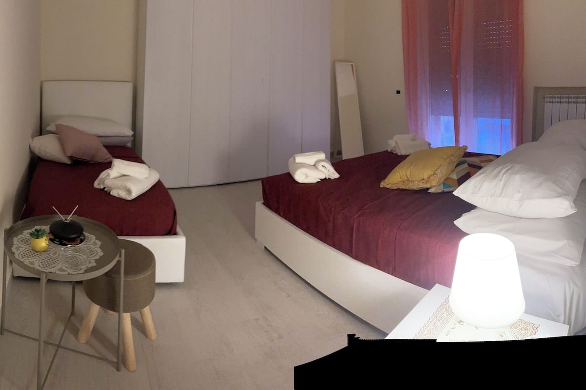 Chambre Triple Confort, balcon | Chambres insonorisées, fer et planche à repasser, Wi-Fi gratuit