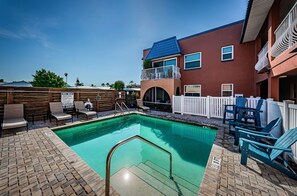 A heated pool - Steps from the Beach. Charming Beach Apartment Sleeps 4 (N. Redington Beach)