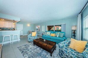 TV - Steps from the Beach. Charming Beach Apartment Sleeps 4 (N. Redington Beach)