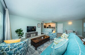 TV - Steps from the Beach. Charming Beach Apartment Sleeps 4 (N. Redington Beach)