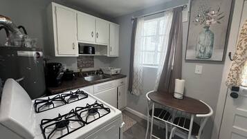 雪櫃、微波爐、焗爐、爐具