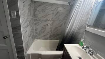 SĂšche-cheveux, serviettes fournies, savon, shampoing