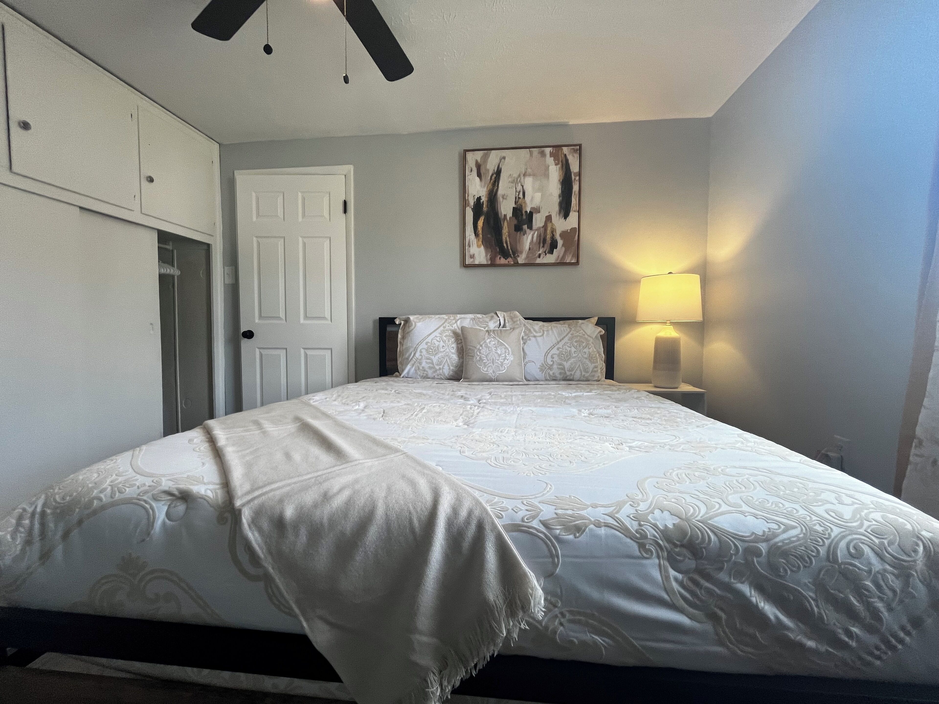 1 habitación, tabla de planchar con plancha, wifi gratis y ropa de cama 