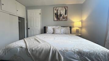 1 habitación, tabla de planchar con plancha, wifi gratis y ropa de cama