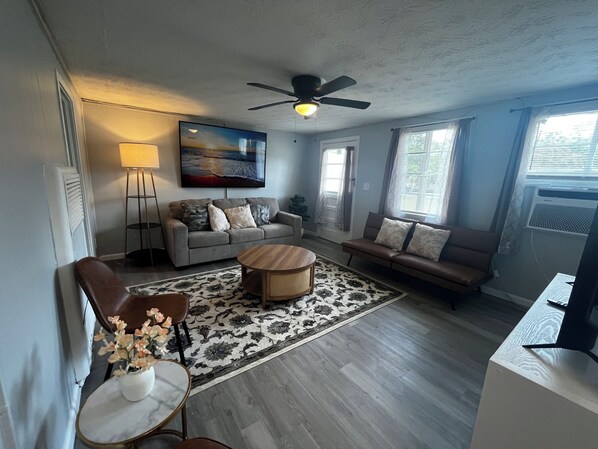 Smart TV - Charming 1-bedroom historical apartment in tranquil Valdosta (Valdosta)