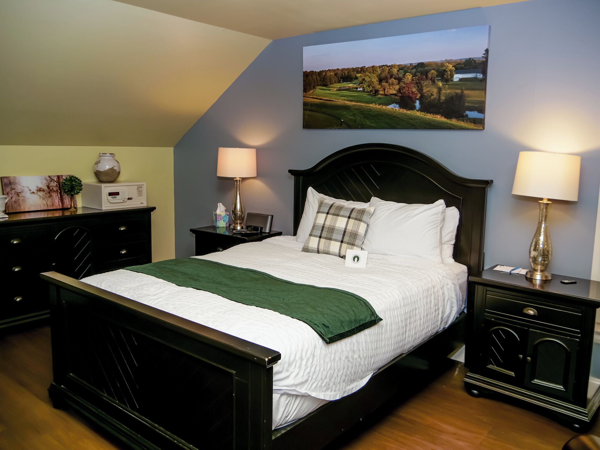 Deluxe Suite, Golf View | Hypo-allergenic bedding, in-room safe, free WiFi, bed sheets