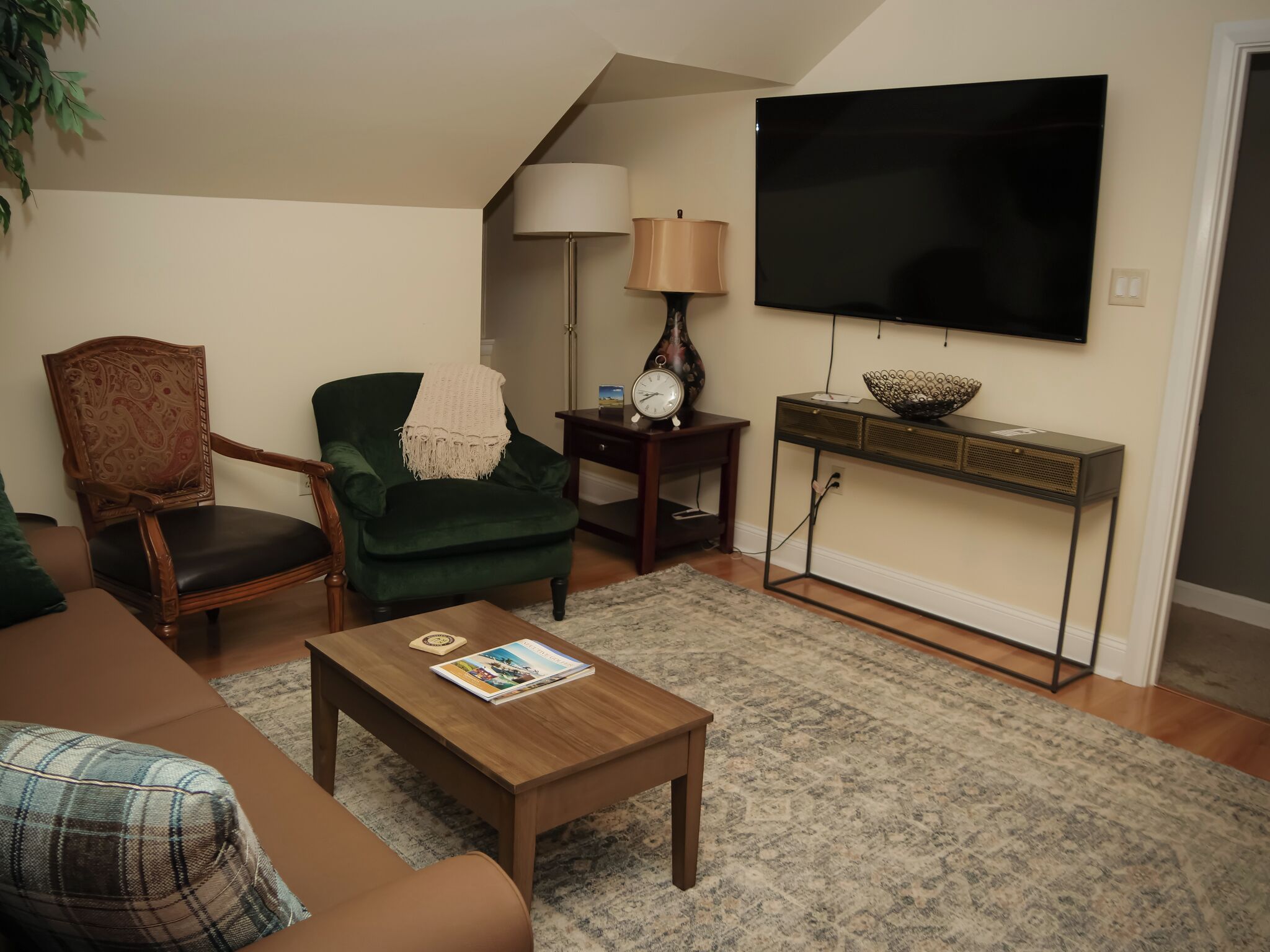 Deluxe Suite, Golf View | Living area | 36-inch flat-screen TV with cable channels