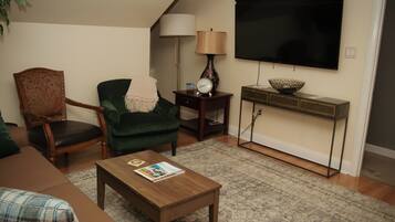 Deluxe Suite, Golf View | Living area | 36-inch flat-screen TV with cable channels