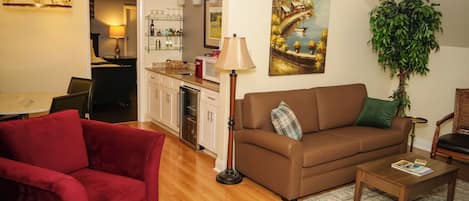 Deluxe Suite, Golf View | Private kitchen | Mini-fridge