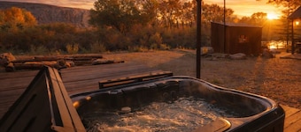 Charming Riverside Deluxe Queen Bed, Hot Tub, Pet-Friendly & Mountain View