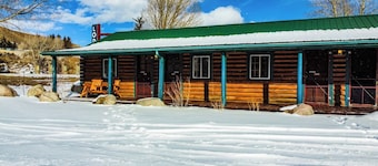 Unwind in a Deluxe Queen Room with Scenic Riverfront and Serene Mountain Vistas.