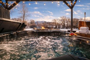 Outdoor spa tub - Unwind in a Deluxe Queen Room with Scenic Riverfront and Serene Mountain Vistas. (Dubois)