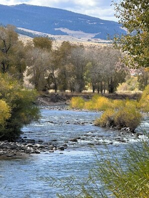 Miscellaneous - Unwind in a Deluxe Queen Room with Scenic Riverfront and Serene Mountain Vistas. (Dubois)