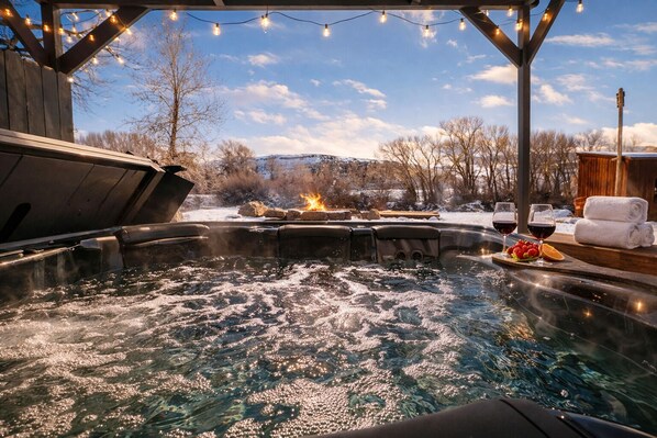 Outdoor spa tub