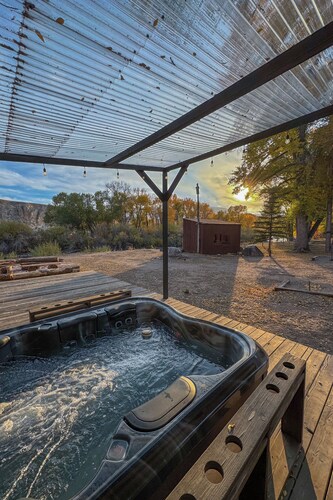 Pet-Friendly Wind River Deluxe King w/ Mountain View, Hot tub & Parking