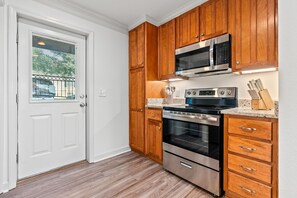 Frigorífico, microondas, horno y placa de cocina