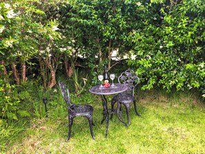Outdoor dining - 1 bedroom accommodation in Skeabost Bridge (Skeabost Bridge)