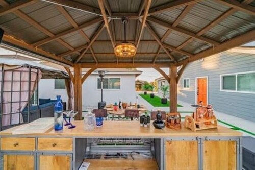 Melrose 2BR. 6 beds. Pet-Friendly. Patio+Fireplace