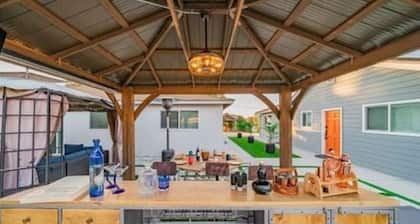 Melrose 2BR. 6 beds. Pet-Friendly. Patio+Fireplace