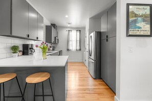Apartment, 2 Schlafzimmer, Balkon, Stadtblick | Eigene Küche | Großer Kühlschrank, Mikrowelle, Ofen, Herdplatte