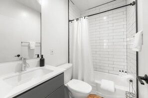 Appartement, 2 slaapkamers, balkon, uitzicht op stad | Badkamer | Een bad/douchecombinatie, een haardroger, handdoeken, zeep