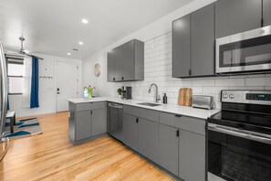 Apartamento, 2 habitaciones, balcón, vistas a la ciudad | Cocina privada | Frigorífico grande, microondas, horno y placa de cocina