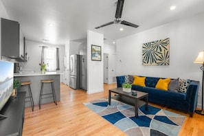 Apartment, 2 Schlafzimmer, Balkon, Stadtblick | Wohnbereich | 55-Zoll-Smart-TV mit Digitalempfang, Netflix, Streaming-Dienste