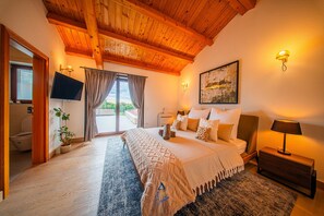 4 chambres, coffres-forts dans les chambres, bureau