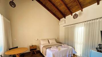 Suíte standard, varanda coberta | Wi-Fi de cortesia, roupa de cama