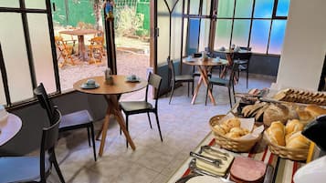 Tägliches inbegriffenes Frühstücksbuffet