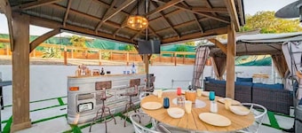 Melrose Exec Studio Queen + Bunk - Pet-Friendly