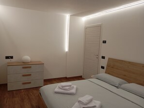 2 chambres, fer et planche à repasser, Wi-Fi, draps fournis