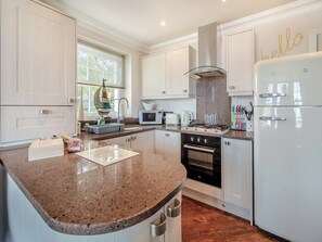 Lava-louças, cadeirão de bebê