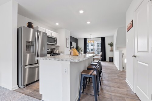 Elegant New Home Near Lakes - Relax & Unwind!