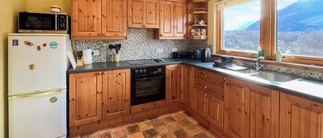 Een vaatwasser, een kinderstoel