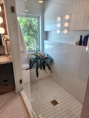 Dusche, Haartrockner, Handtücher, Seife